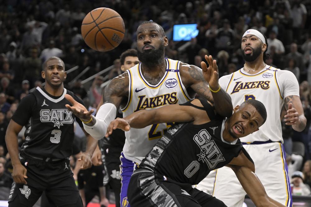 一声哨响来 一声哨响来